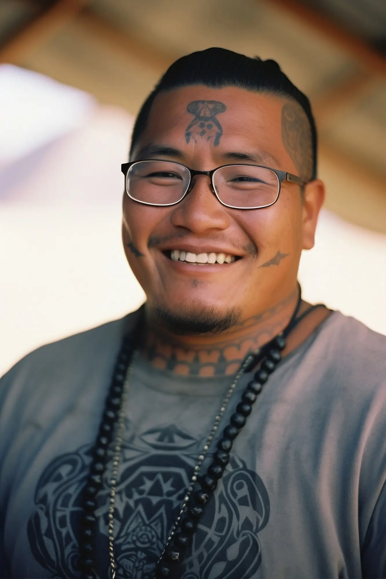 Porträt eines Mannes mit Tätowierungen am Körper